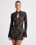 Sukienka mini koronkowa z wysokim kołnierzem - Arkadya Outlet - Women Mini Dress