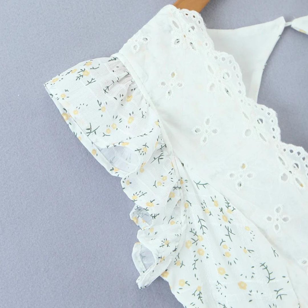 Sukienka mini z haftem ażurowym i dekoltem V - Arkadya Outlet - Women Mini Dress