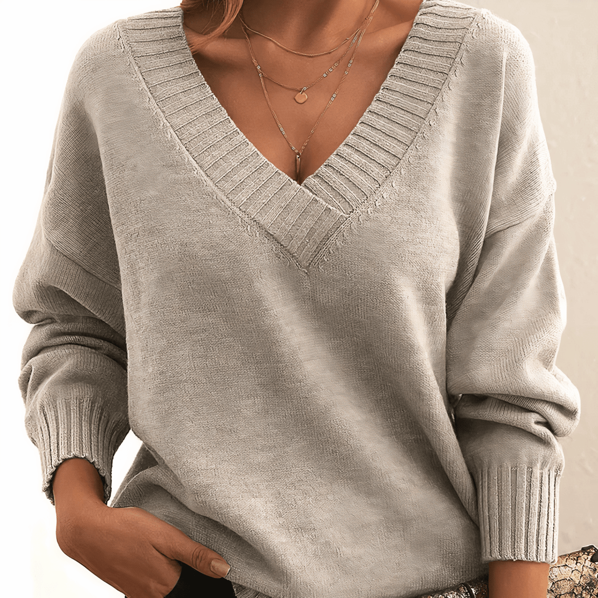 Sweter Damski | Dekolt w serek i prążkowane wykończenia - Arkadya Outlet - Sweaters
