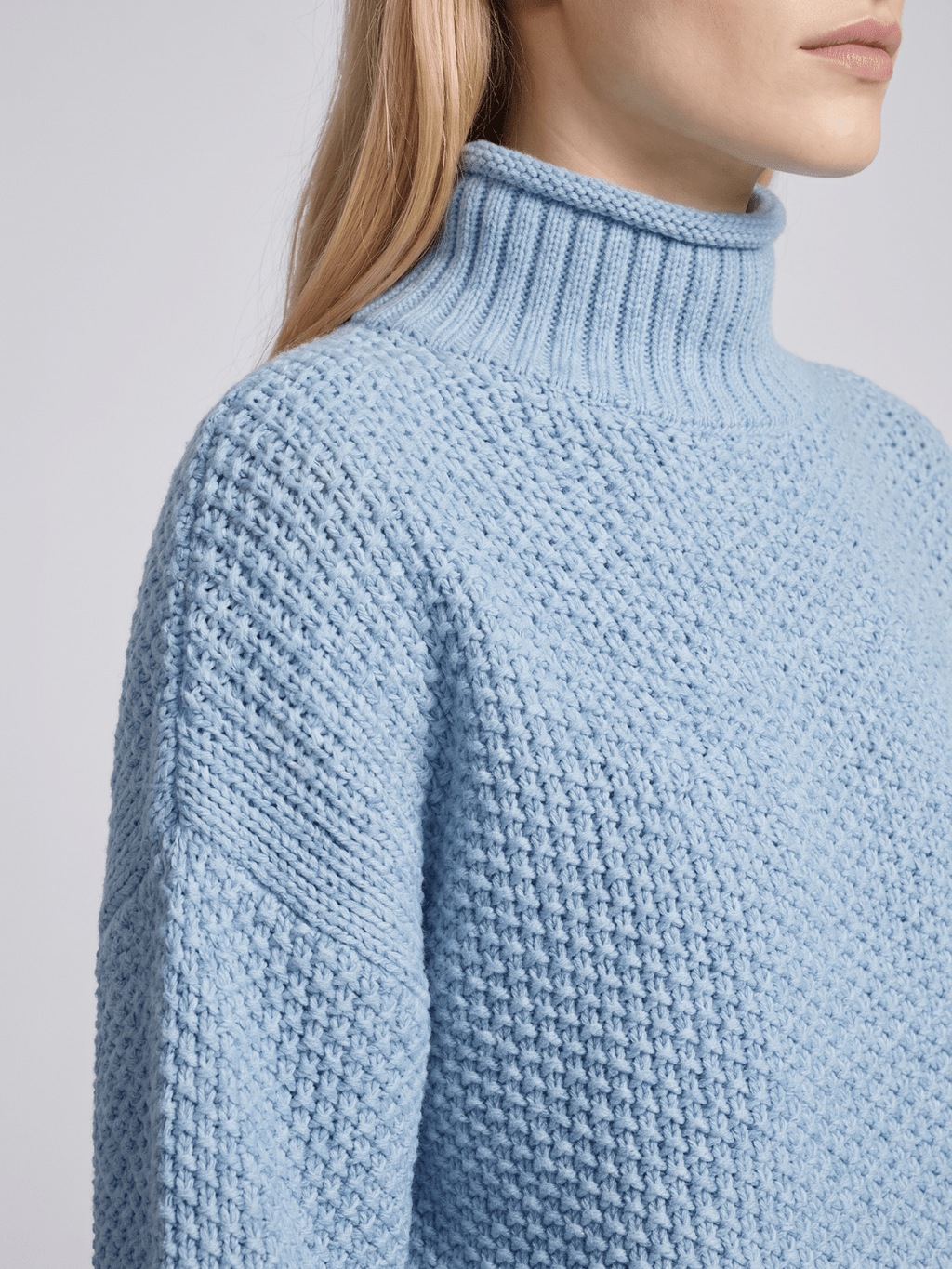 Sweter Damski | Luźny krój z golfem i fakturą waflową - Arkadya Outlet - Sweaters