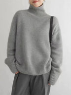 Sweter Damski | Luźny krój z golfem i ściągaczami na mankietach - Arkadya Outlet - Sweaters