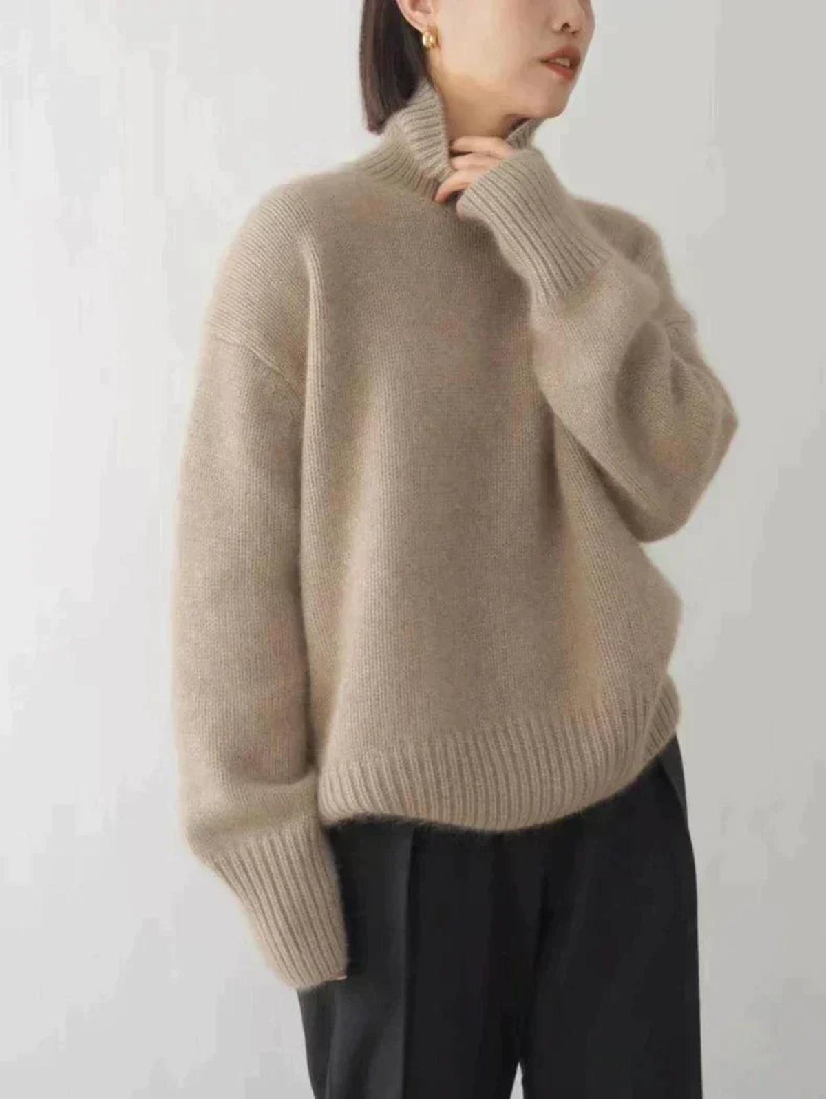 Sweter Damski | Luźny krój z golfem i ściągaczami na mankietach - Arkadya Outlet - Sweaters