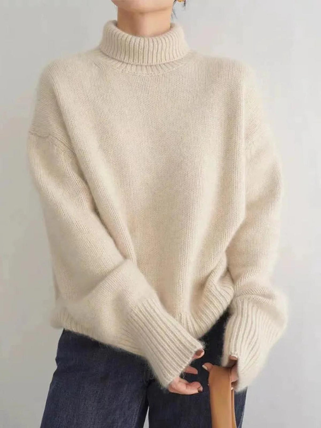 Sweter Damski | Luźny krój z golfem i ściągaczami na mankietach - Arkadya Outlet - Sweaters