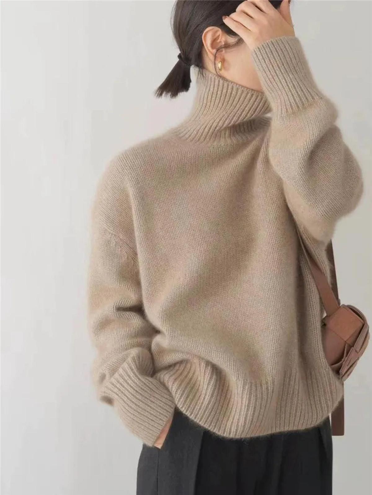 Sweter Damski | Luźny krój z golfem i ściągaczami na mankietach - Arkadya Outlet - Sweaters