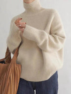 Sweter Damski | Luźny krój z golfem i ściągaczami na mankietach - Arkadya Outlet - Sweaters