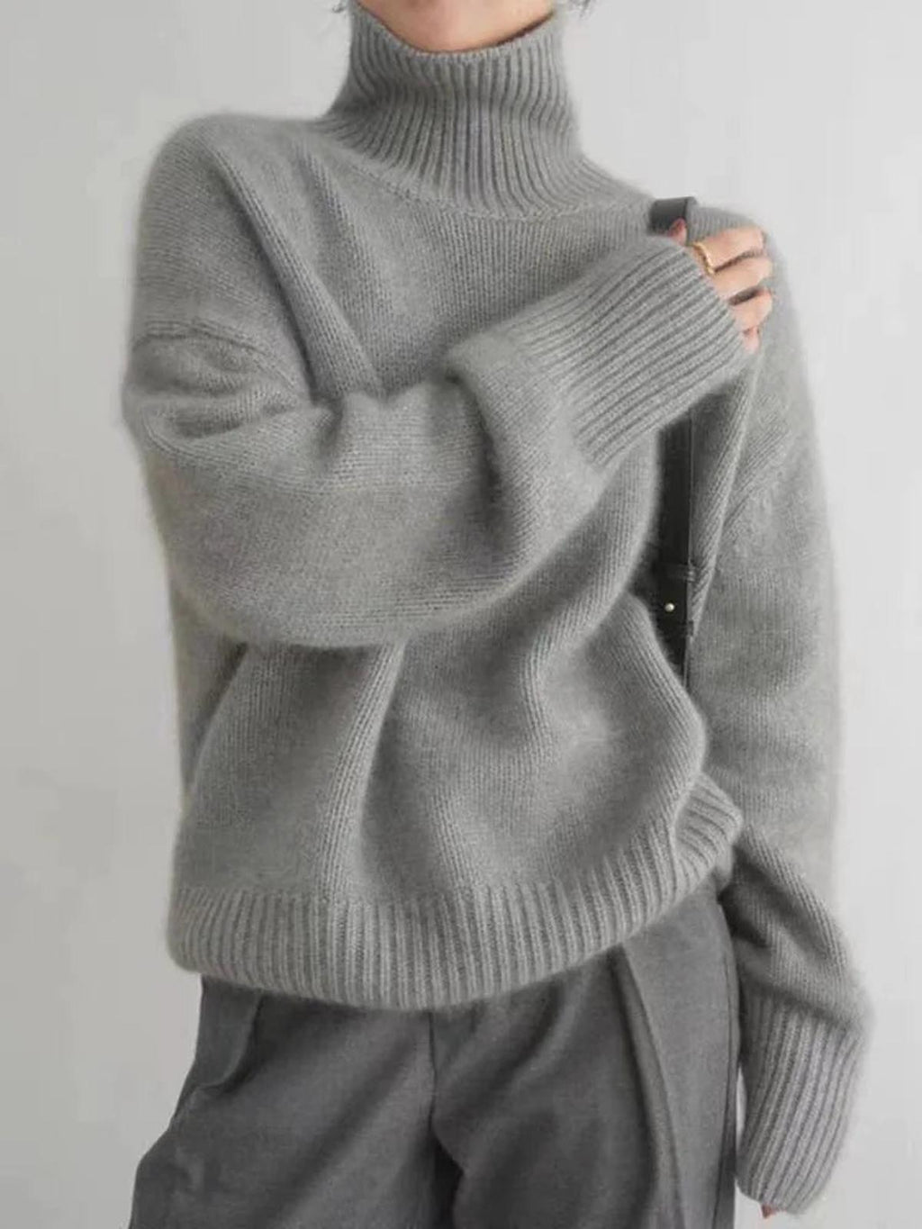 Sweter Damski | Luźny krój z golfem i ściągaczami na mankietach - Arkadya Outlet - Sweaters