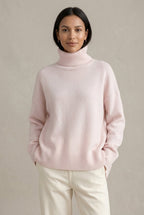 Sweter Damski | Luźny krój z golfem i żebrowanymi wykończeniami - Arkadya Outlet - Sweaters