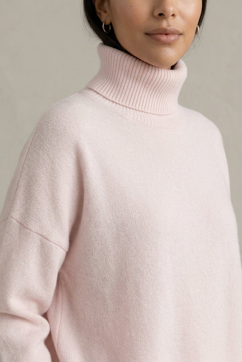 Sweter Damski | Luźny krój z golfem i żebrowanymi wykończeniami - Arkadya Outlet - Sweaters