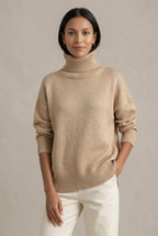 Sweter Damski | Luźny krój z golfem i żebrowanymi wykończeniami - Arkadya Outlet - Sweaters