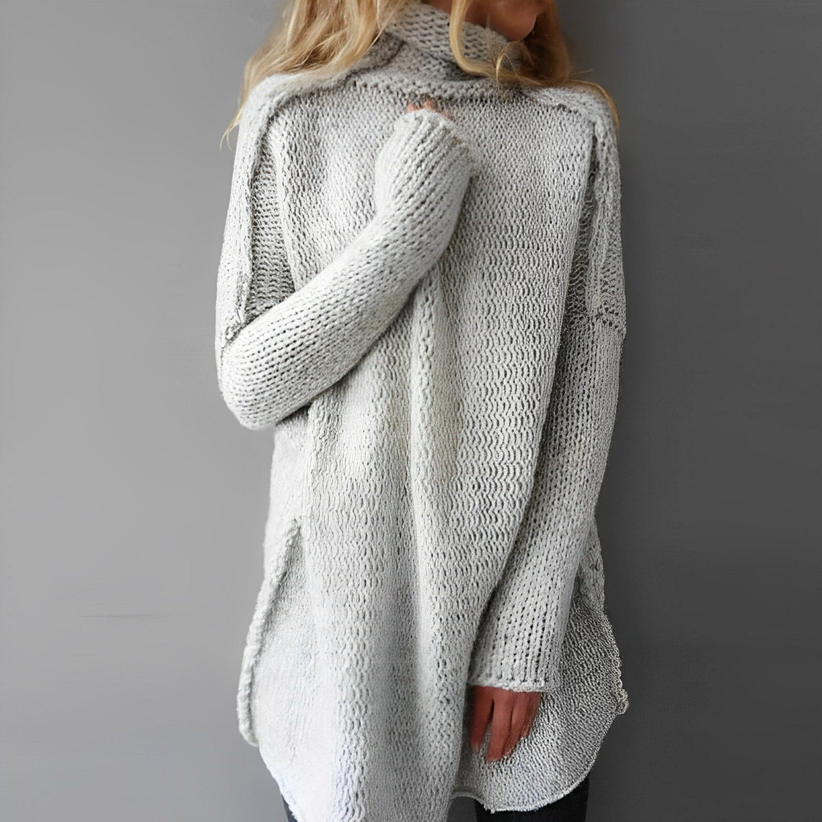 Sweter Damski | Luźny krój z opadającym kołnierzem i wydłużonym dołem - Arkadya Outlet - Sweaters