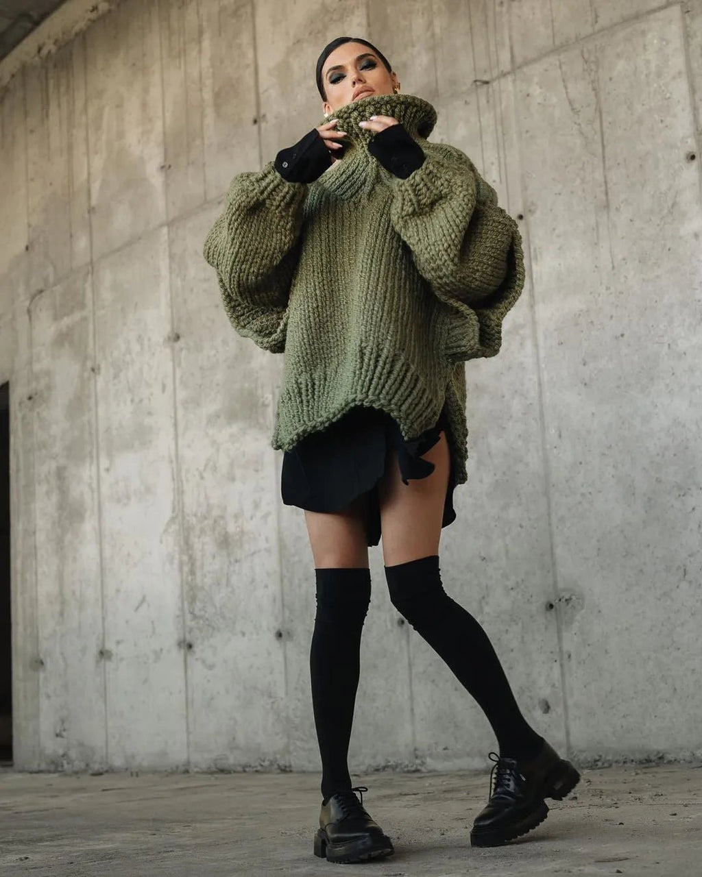 Sweter Damski | Luźny Krój z Szerokim Dzianinowym Kołnierzem - Arkadya Outlet - Sweaters