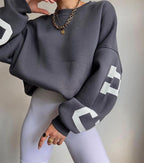 Sweter Damski | Oversizowy Krój z Długim Rękawem na Co Dzień - Arkadya Outlet - Sweaters