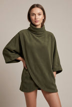 Sweter Damski | Oversizowy krój z golfem i rękawem trzy czwarte - Arkadya Outlet - Sweaters