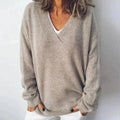 Sweter Damski | Regularny krój z dekoltem w serek z przodu - Arkadya Outlet - Sweaters