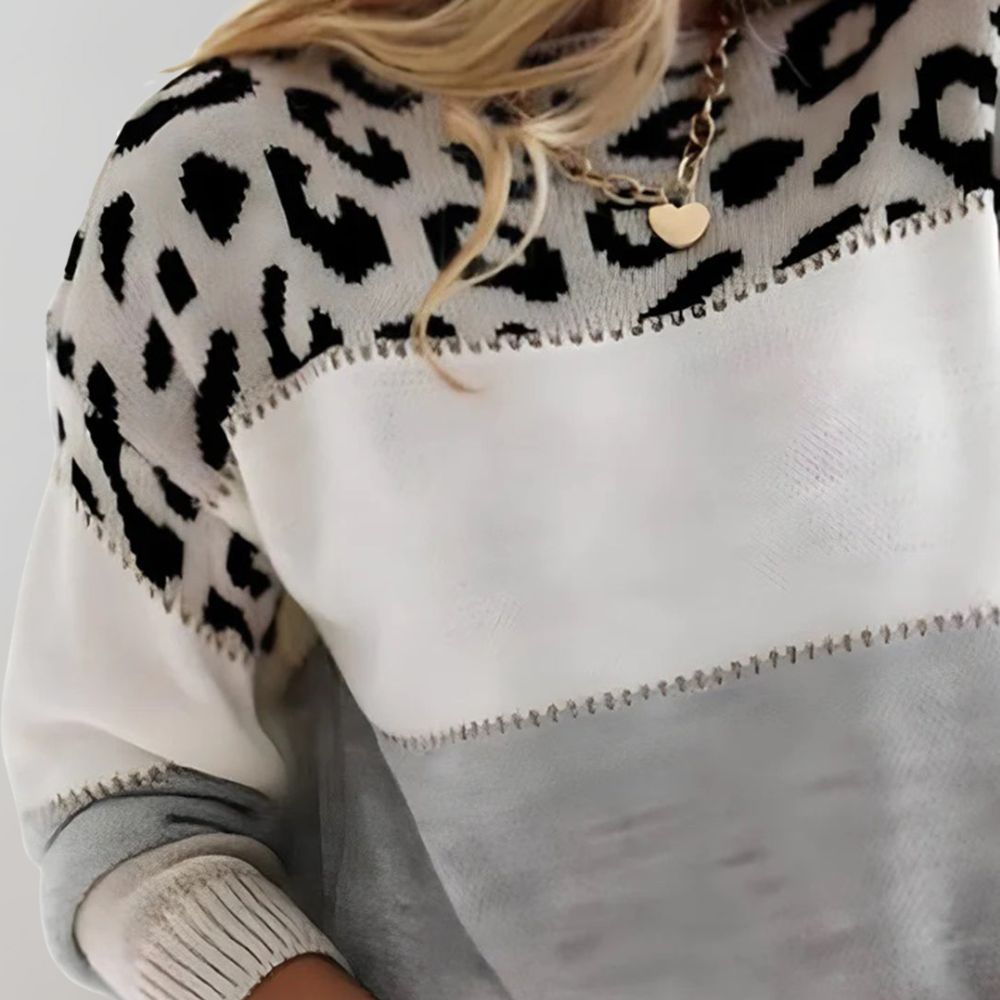 Sweter Damski | Regularny Krój z Nadrukiem w Panterkę - Arkadya Outlet - Sweaters