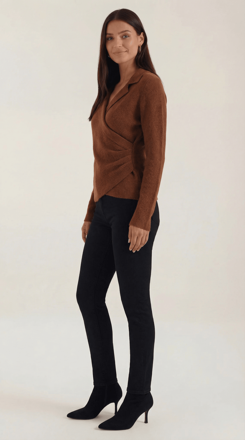 Sweter damski z dekoltem kopertowym - Arkadya Outlet - Women Top