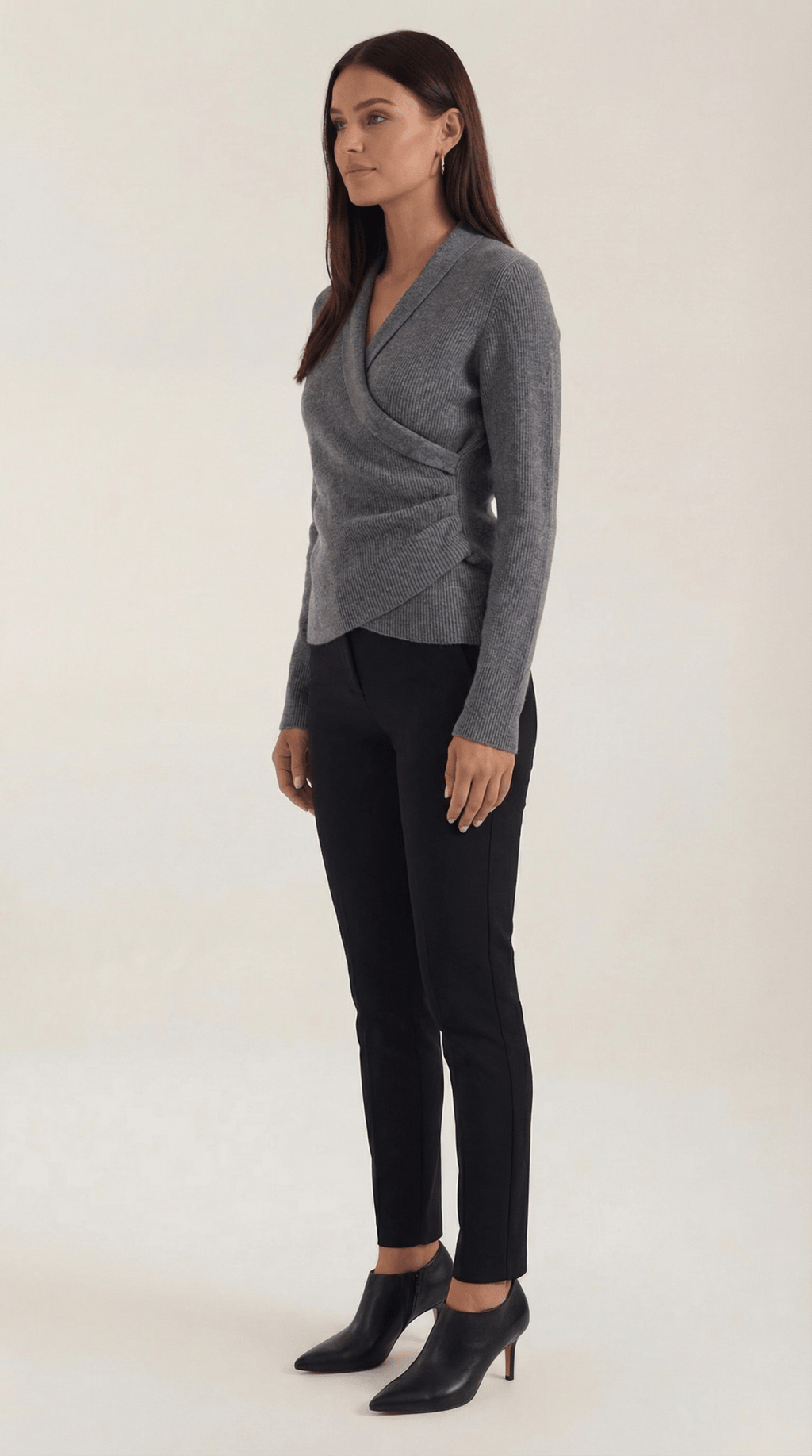 Sweter damski z dekoltem kopertowym - Arkadya Outlet - Women Top