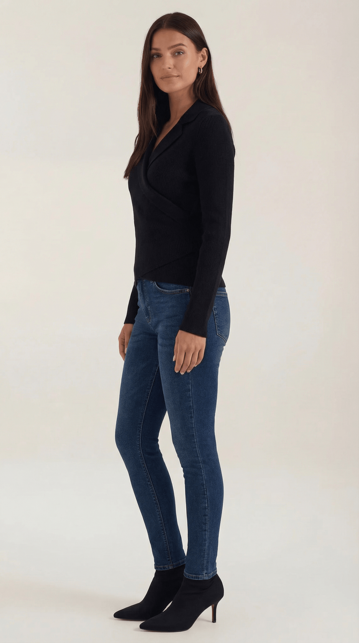 Sweter damski z dekoltem kopertowym - Arkadya Outlet - Women Top