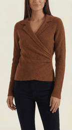 Sweter damski z dekoltem kopertowym - Arkadya Outlet - Women Top