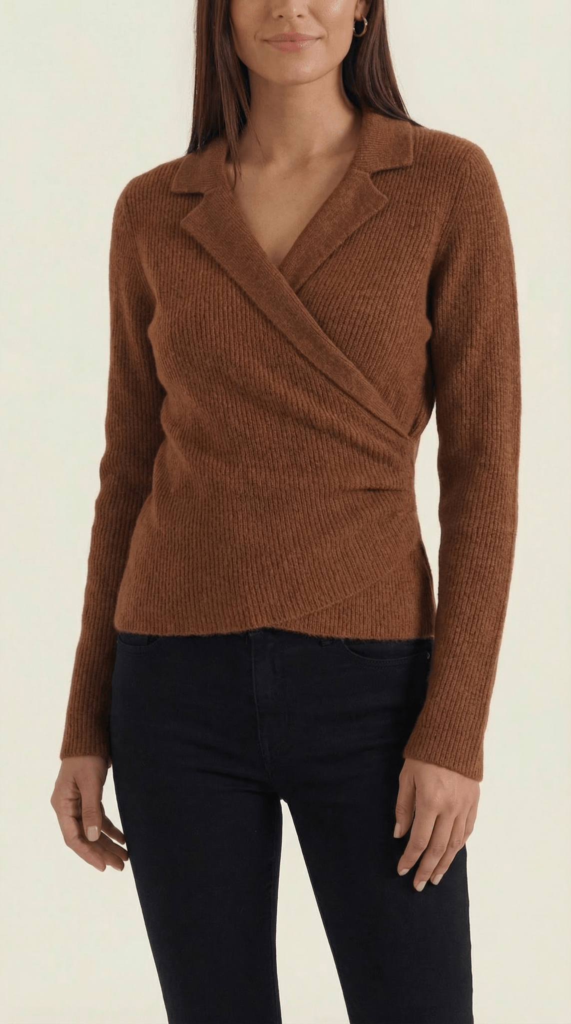 Sweter damski z dekoltem kopertowym - Arkadya Outlet - Women Top