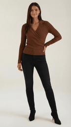 Sweter damski z dekoltem kopertowym - Arkadya Outlet - Women Top
