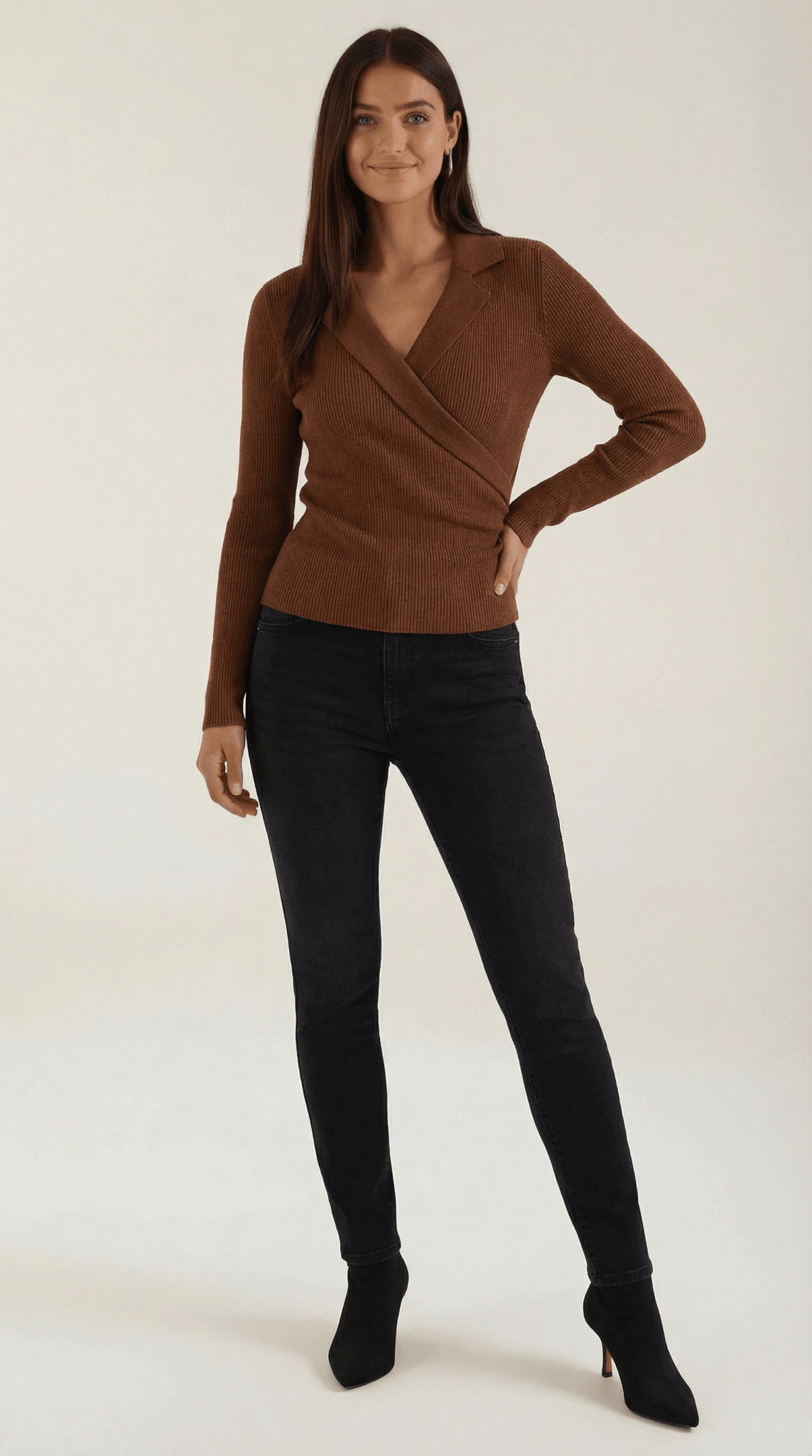 Sweter damski z dekoltem kopertowym - Arkadya Outlet - Women Top