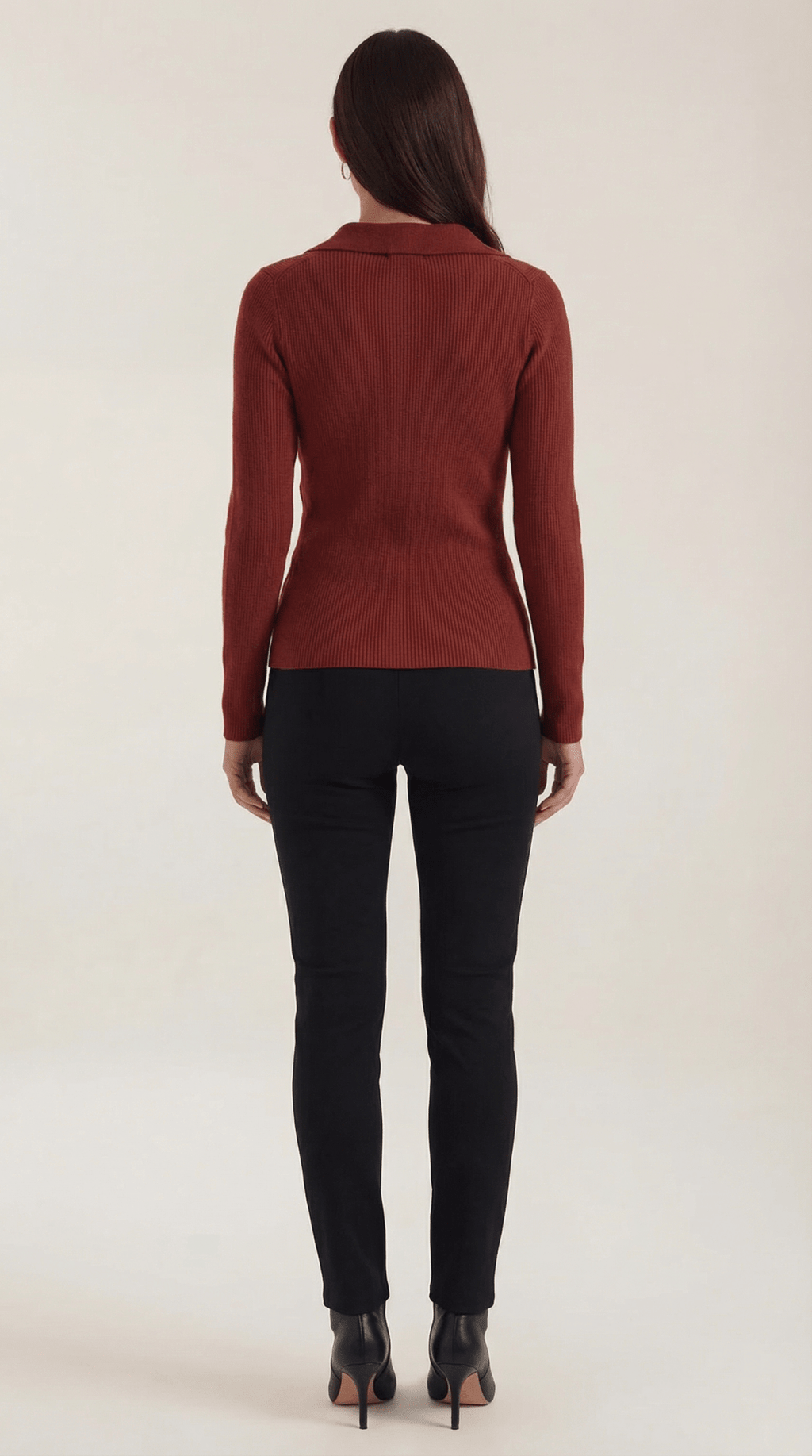 Sweter damski z dekoltem kopertowym - Arkadya Outlet - Women Top