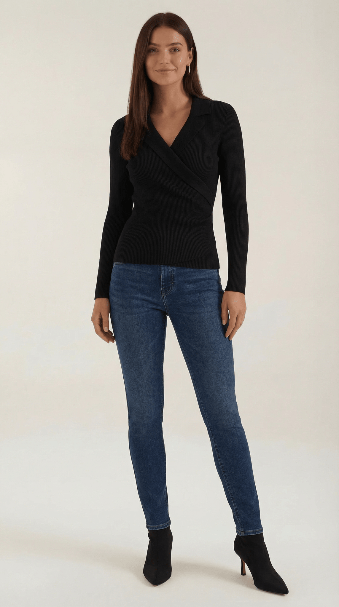 Sweter damski z dekoltem kopertowym - Arkadya Outlet - Women Top