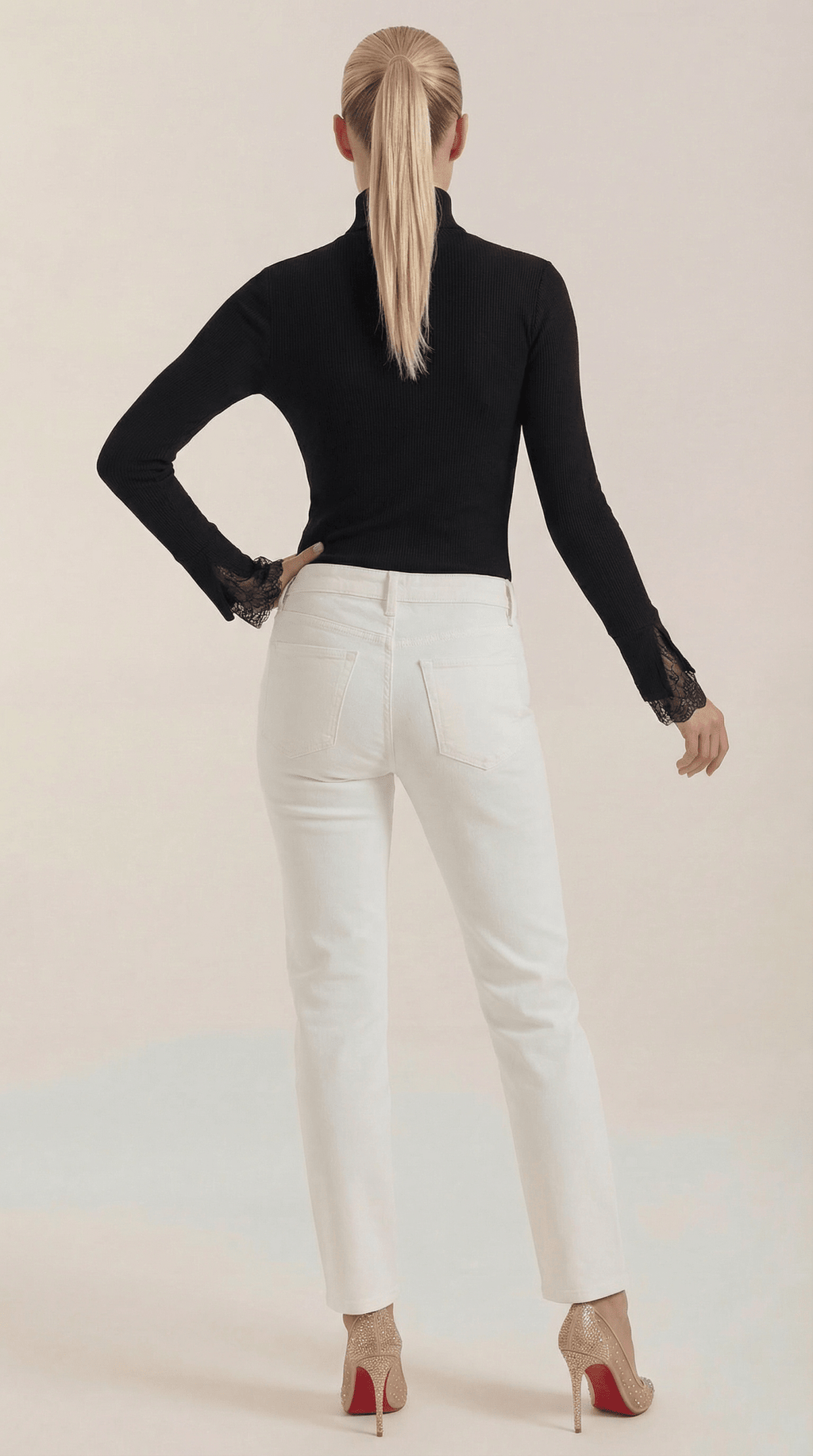 Top damski golf z koronkowymi mankietami - Arkadya Outlet - Women Top