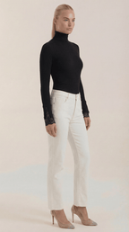 Top damski golf z koronkowymi mankietami - Arkadya Outlet - Women Top