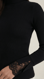 Top damski golf z koronkowymi mankietami - Arkadya Outlet - Women Top