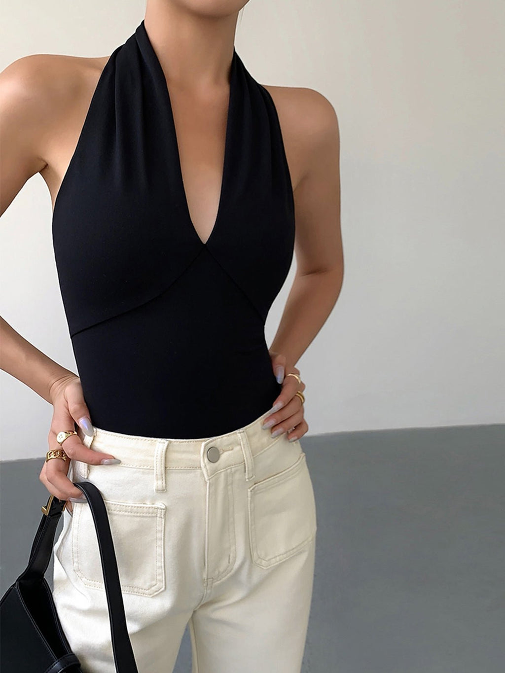 Top damski halter z dekoltem V i odkrytymi plecami - Arkadya Outlet - Women Blouse