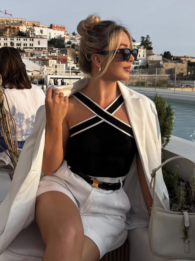 Top damski halter ze skrzyżowanymi paskami - Arkadya Outlet - Women Top