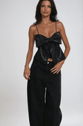 Top damski krótki z kokardą z przodu - Arkadya Outlet - Women Top