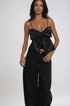 Top damski krótki z kokardą z przodu - Arkadya Outlet - Women Top