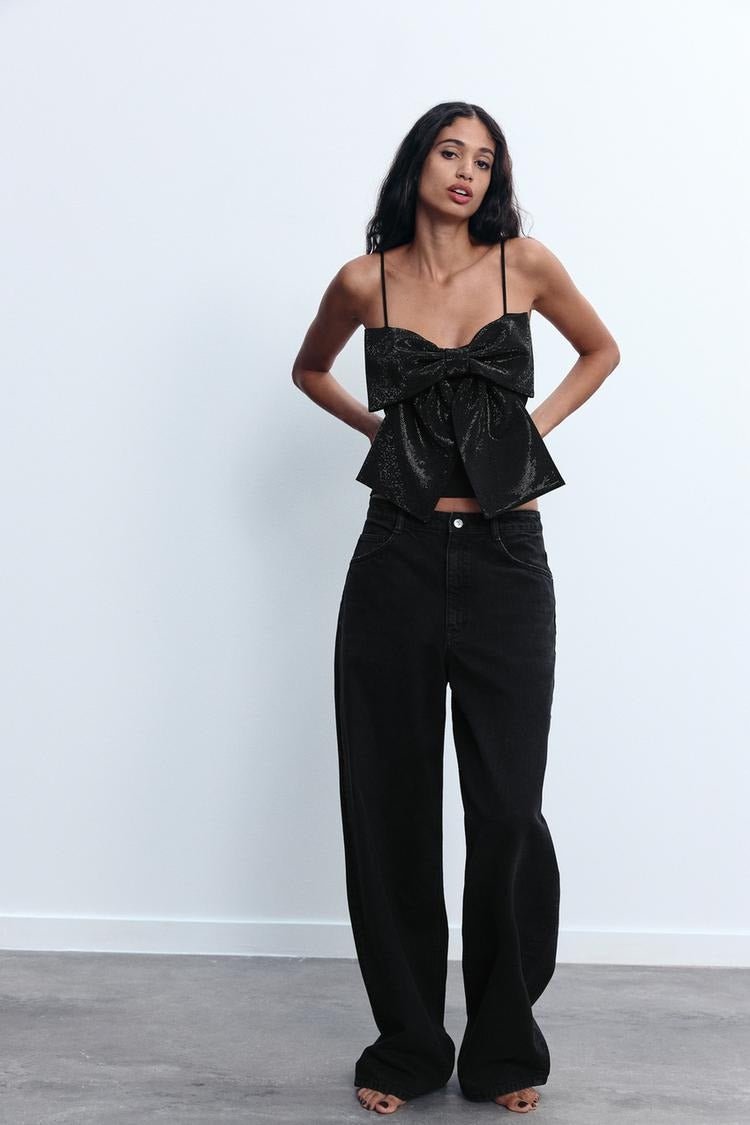 Top damski krótki z kokardą z przodu - Arkadya Outlet - Women Top