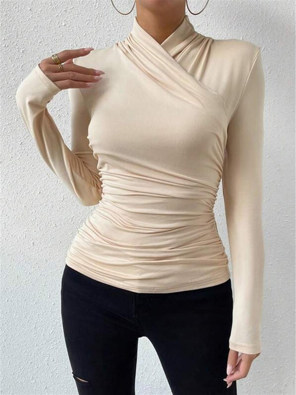 Top dopasowany z krzyżowanym przodem i długim rękawem - Arkadya Outlet - Women Top