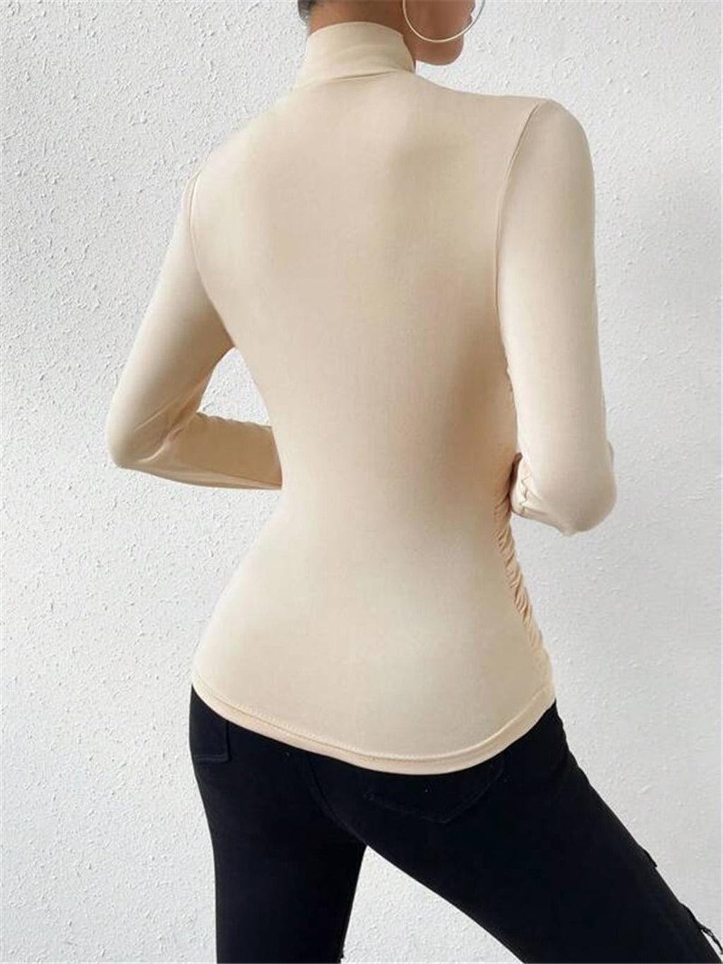 Top dopasowany z krzyżowanym przodem i długim rękawem - Arkadya Outlet - Women Top