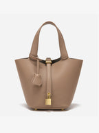 Torba worek damska – fakturowana, usztywniona forma - Arkadya Outlet - Women Bag