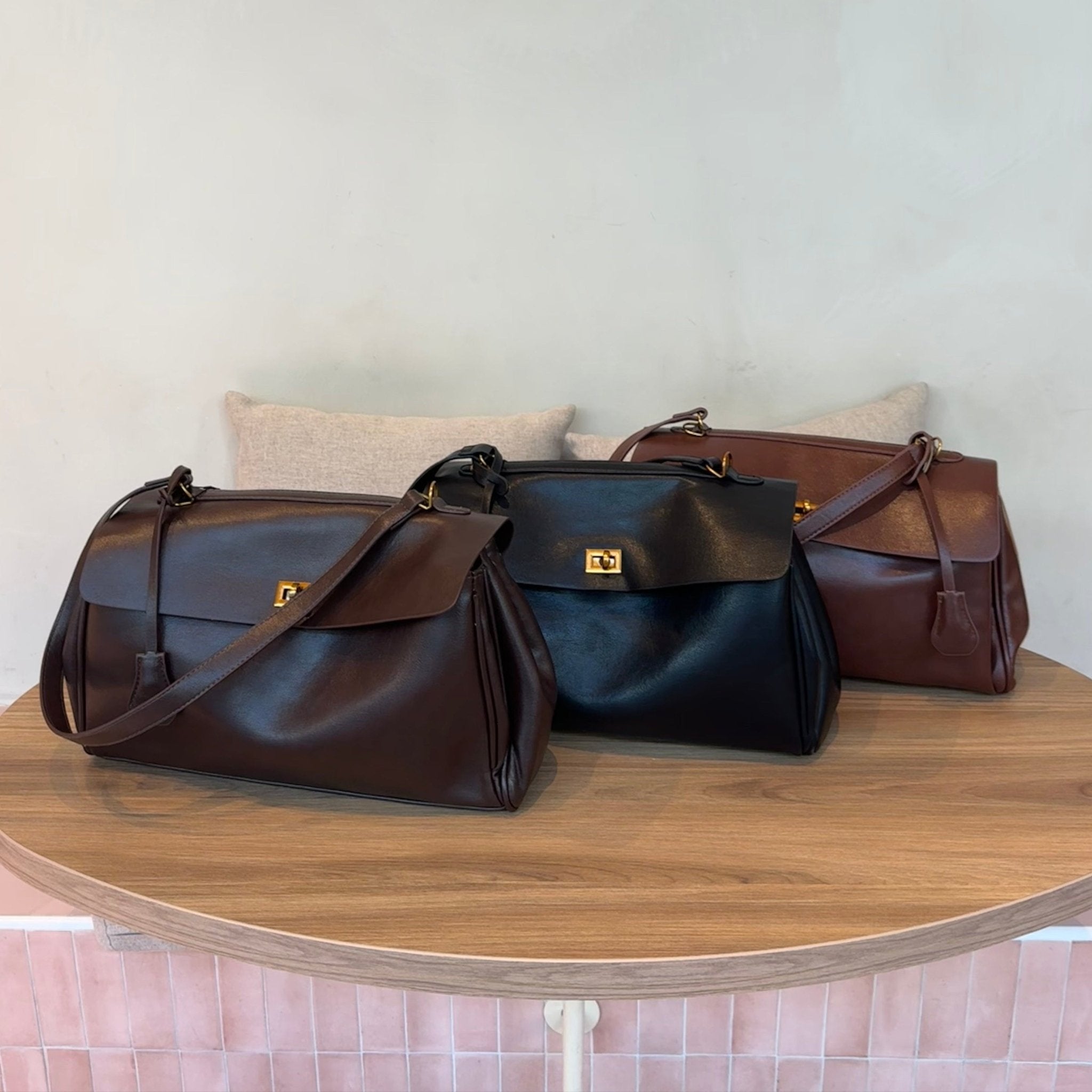 Torebka damska – zapięcie obrotowe, regulowany pasek - Arkadya Outlet - Women Bag