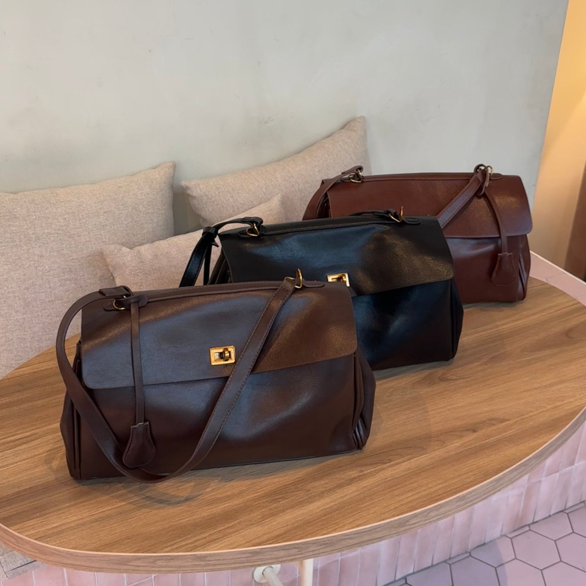 Torebka damska – zapięcie obrotowe, regulowany pasek - Arkadya Outlet - Women Bag