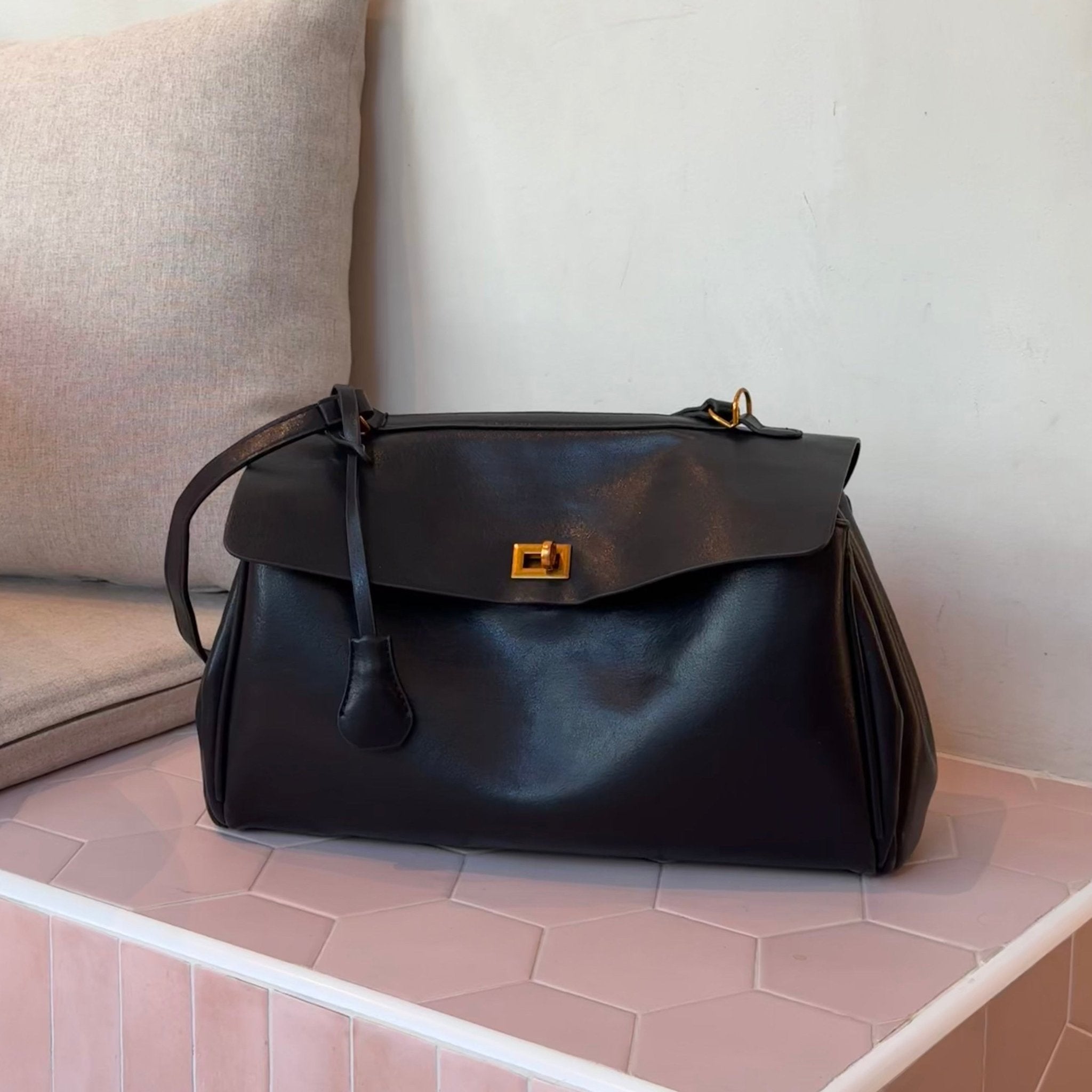 Torebka damska – zapięcie obrotowe, regulowany pasek - Arkadya Outlet - Women Bag