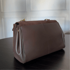Torebka damska – zatrzask, kieszenie, regulowany pasek - Arkadya Outlet - Women Bag