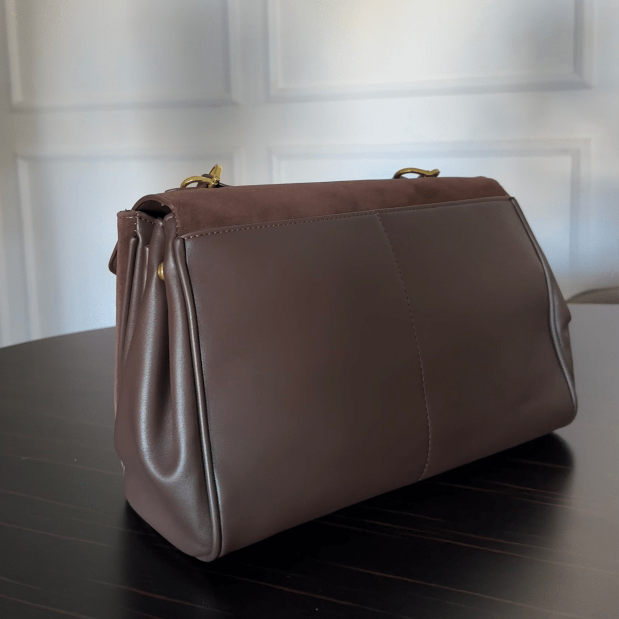 Torebka damska – zatrzask, kieszenie, regulowany pasek - Arkadya Outlet - Women Bag