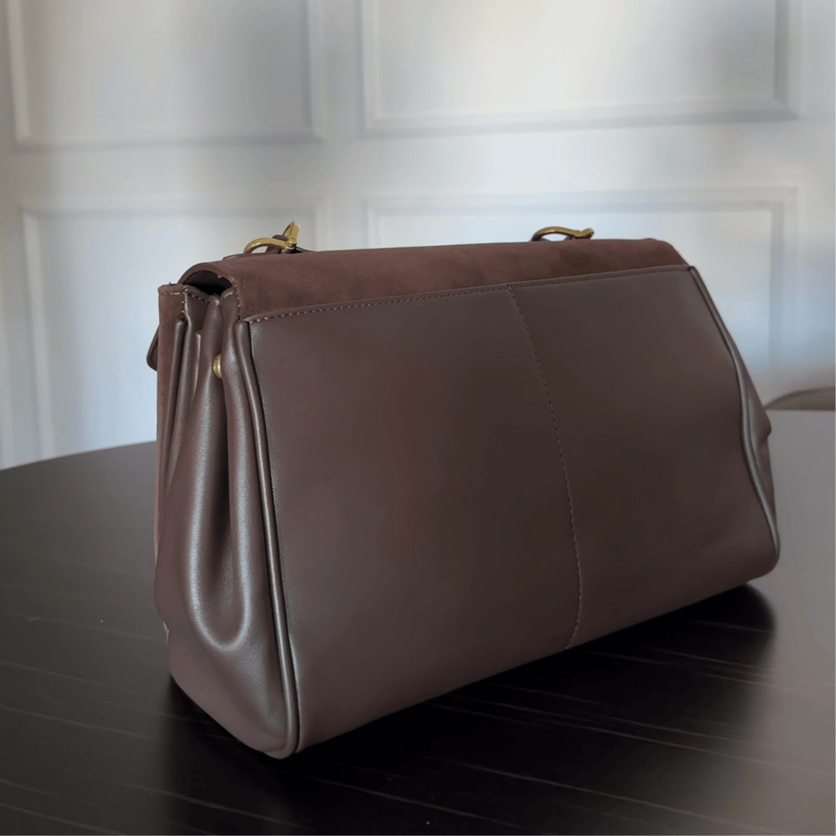 Torebka damska – zatrzask, kieszenie, regulowany pasek - Arkadya Outlet - Women Bag