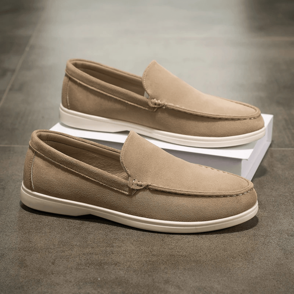 Zamszowe mokasyny męskie wsuwane – luźny krój - Arkadya Outlet - Men Shoes