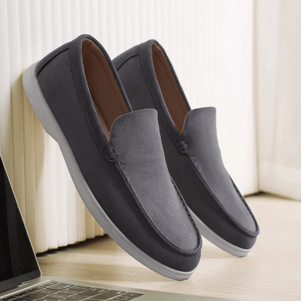 Zamszowe mokasyny męskie wsuwane – luźny krój - Arkadya Outlet - Men Shoes