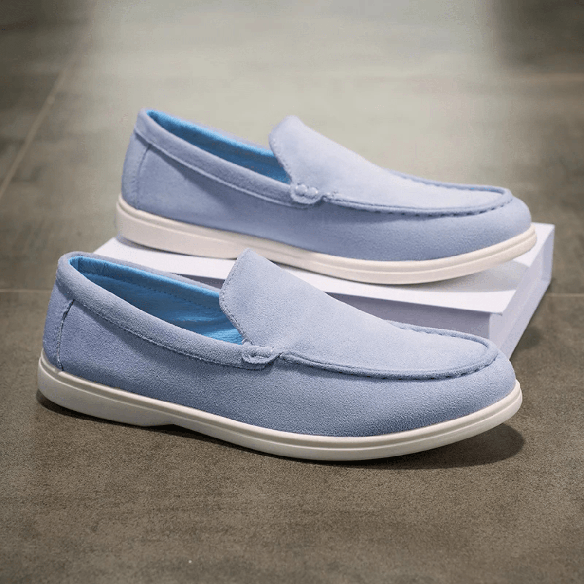 Zamszowe mokasyny męskie wsuwane – luźny krój - Arkadya Outlet - Men Shoes